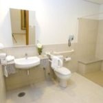 Como instalar pia para banheiro acessível?