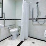 Banheiro acessível com chuveiro: como fazer?