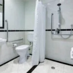 Banheiro acessível com chuveiro: como fazer?