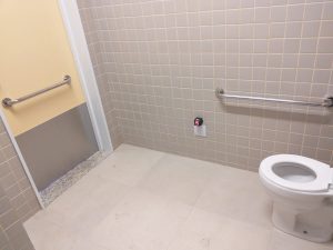 Porta para banheiro acessível: como instalar?