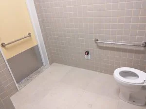 Porta para banheiro acessível como instalar