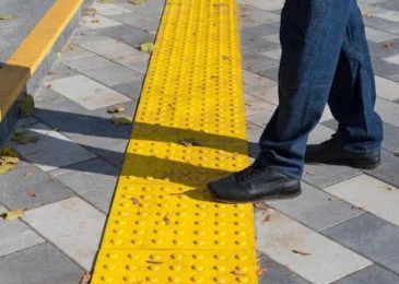 Saiba quais as características do piso tátil de alerta e direcional