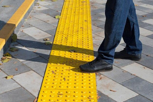 saiba quais as caracteristicas do piso tátil de alerta e direcional