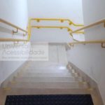 corrimão acessível amarelo