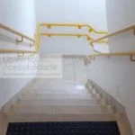 corrimão acessível amarelo