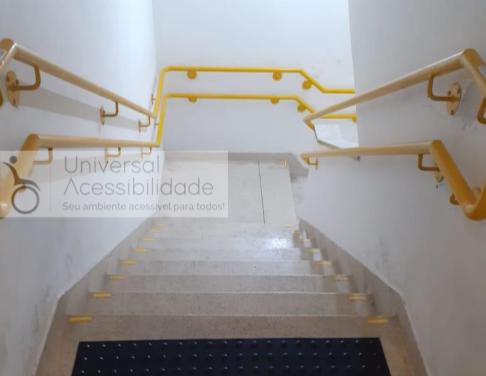 corrimão acessível amarelo
