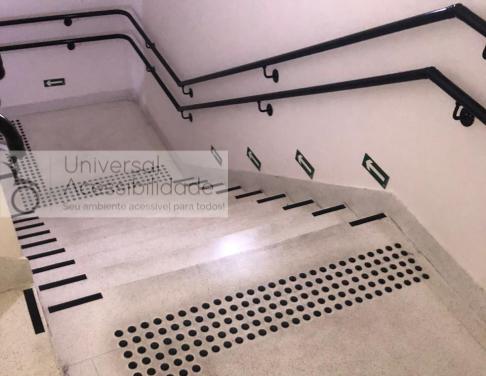 corrimão acessível de parede