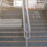 corrimão acessível pintado