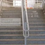 corrimão acessível pintado