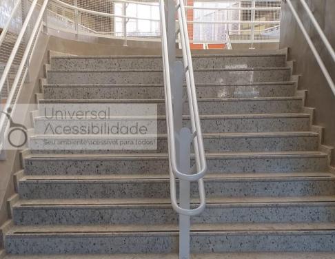 corrimão acessível pintado