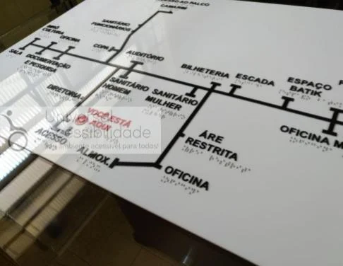 mapa tátil monocromático
