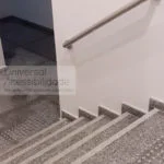 piso direcional e corrimão em inox instituto pele