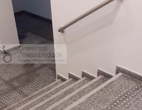 piso direcional e corrimão em inox instituto pele