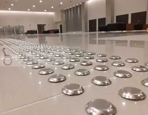 piso direcional em inox aplicado sobre porcelana instituto pele