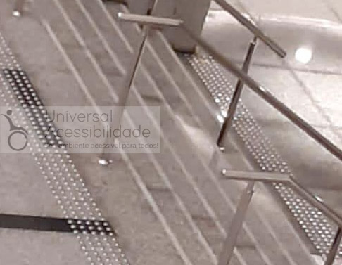 piso direcional em inox para escadas instituto pele