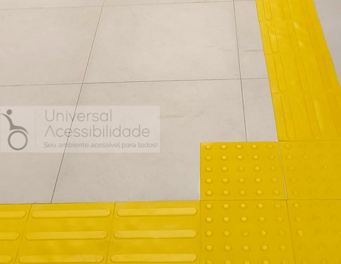 piso direcional em pvc sesi