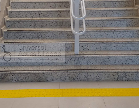 piso e escada acessível sesi