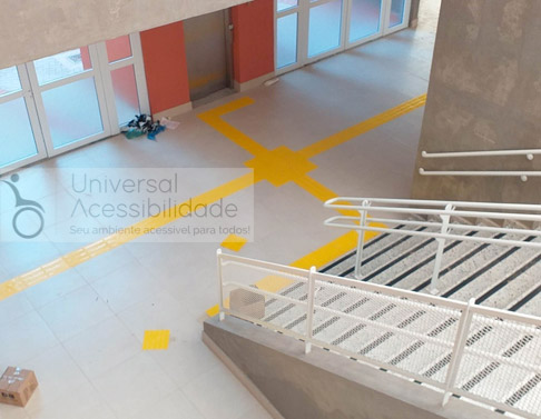 piso tatil direcional e escadas sesi