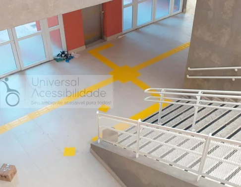 piso tatil direcional e escadas sesi