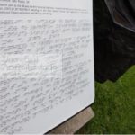 placa braile estátua