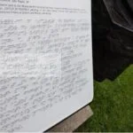 placa braile estátua