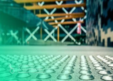 Veja as diferenças na manutenção e conservação do piso tátil inox e piso tátil PVC