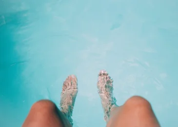 Escada acessível para piscinas: Entenda a importância de utilizar esse recurso