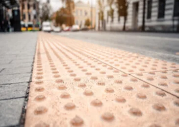 Piso tátil concreto: uma solução de acessibilidade urbana