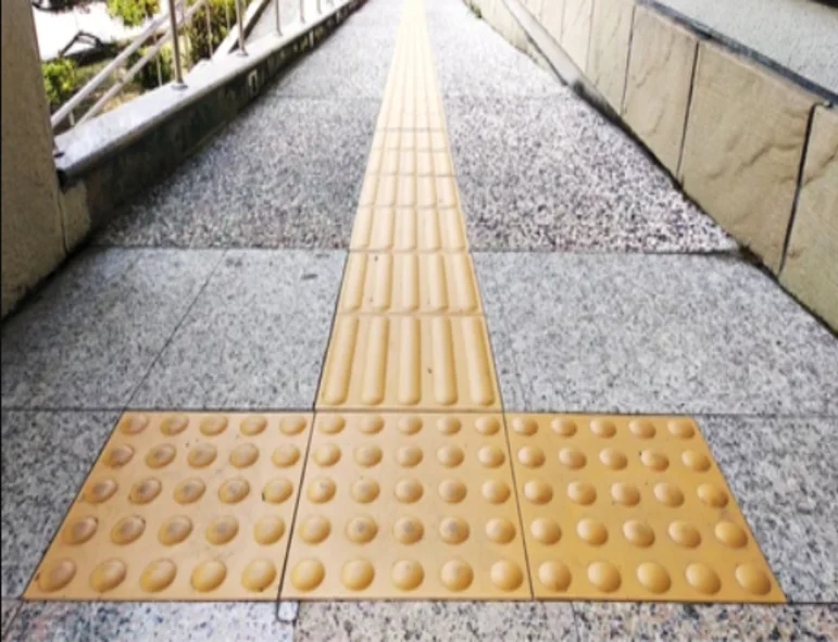 calçada com piso tátil