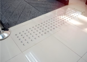 Qual o tipo de piso tátil utilizado em rampa de acessibilidade em universidades?