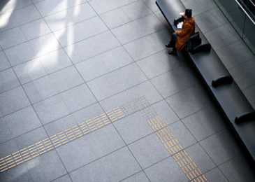 Calçada com piso tátil: entenda como deve ser feita a instalação correta!