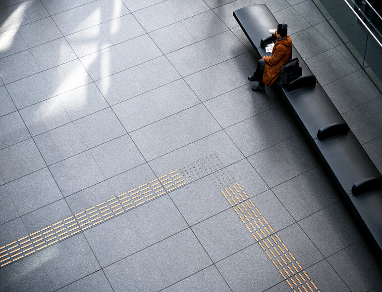 calçada com piso tátil