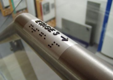 Entenda para que serve a placa braille para corrimão