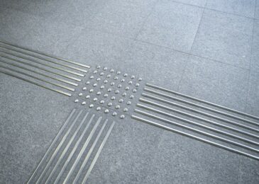 Utilização de piso tátil alerta inox em igrejas