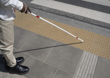 Piso tátil concreto: uma solução de acessibilidade urbana