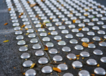 Aplicação do piso tátil alerta inox em ambientes corporativos