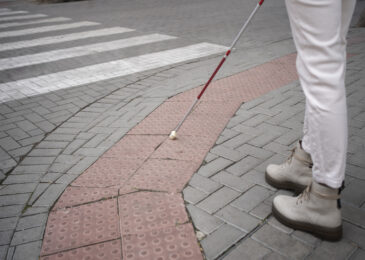 Piso tátil de concreto: principais cuidados e manutenção