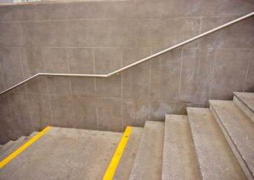 Escadas acessíveis: principais adaptações para melhorar a mobilidade